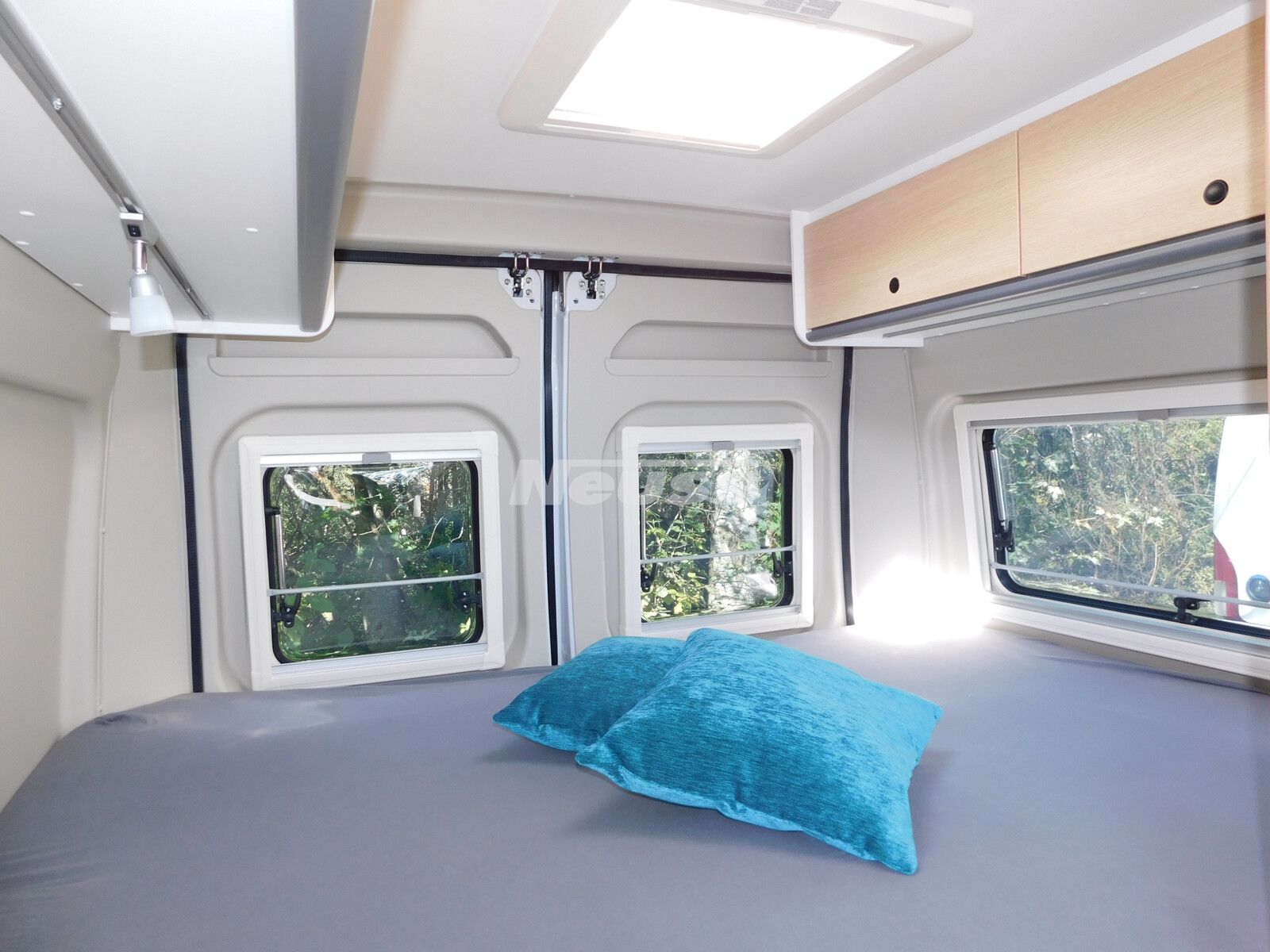 Fahrzeugabbildung Sunlight Adventure Cliff 600 Combi 4 D., Rahmenfenster,